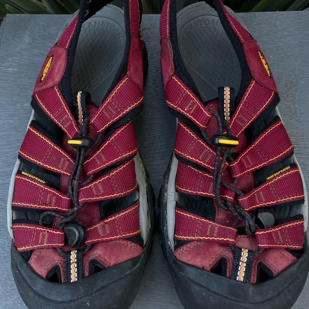 Wome Size 9 Red Keen Newports